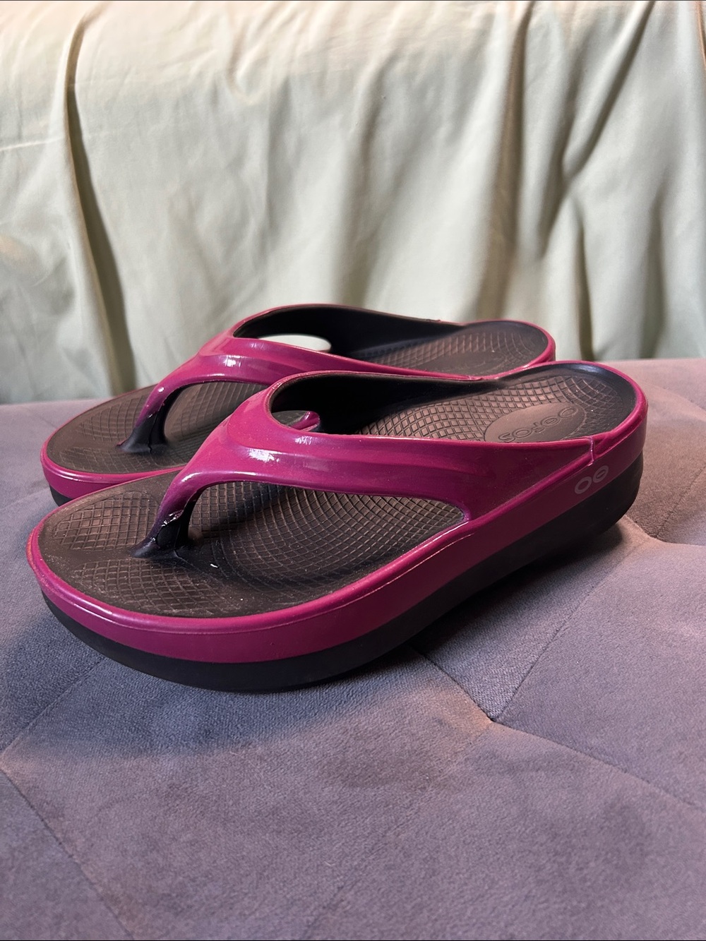 OOFOS Women’s Magenta Platform Flip-Flop Sandals